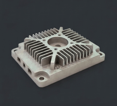 一個帶有散熱鰭的金屬機械部件,表面PEO處理光滑,呈現矩形形狀,中央有圓形孔,周圍有幾個插槽。