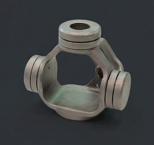 一個金屬零件,呈現六角形的形狀,中間有圓孔,左右兩側各有兩個圓環,呈現出工業設計風格。